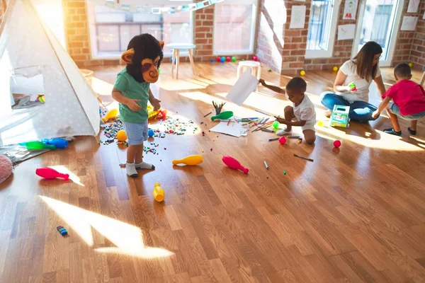 Junge Schöne Lehrerin Und Kleinkinder Spielen Kindergarten Mit Viel Spielzeug — Stockfoto