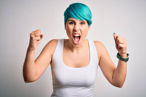 Joven Hermosa Mujer Con Pelo Azul Moda Con Camiseta Casual — Foto de Stock