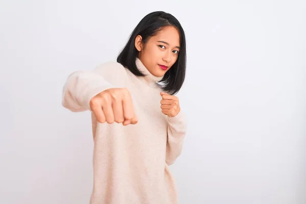 Jonge Chinese Vrouw Met Coltrui Geïsoleerde Witte Achtergrond Die Vuist — Stockfoto