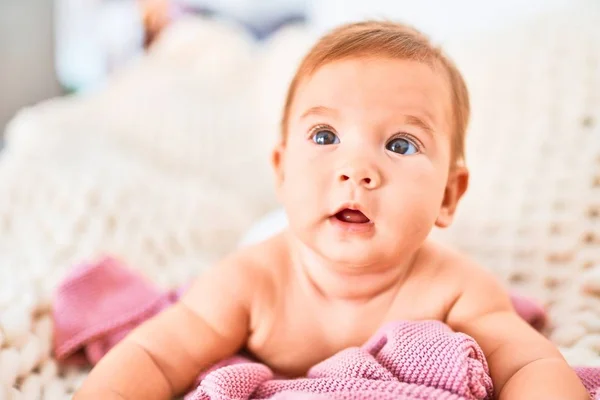 Evdeki Kanepede Battaniyenin Üzerine Uzanmış Sevimli Bir Bebek Yeni Doğmuş — Stok fotoğraf