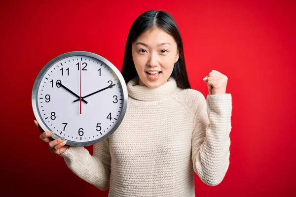 Junge Asiatische Frau Hält Countdown Große Uhr Über Rotem Isoliertem — Stockfoto