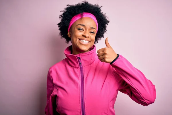 Молодая Красивая Афро Американская Спортсменка Вьющимися Волосами Розовой Спортивной Одежде — стоковое фото
