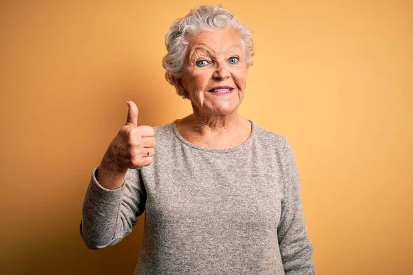 Senior Hermosa Mujer Con Camiseta Casual Pie Sobre Fondo Amarillo —  Fotos de Stock