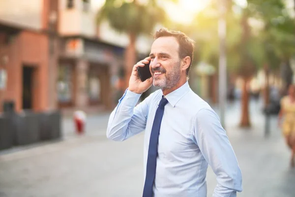 Medioevo Bell Uomo Affari Che Parla Sullo Smartphone Sorridendo — Foto Stock