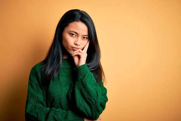 Joven Hermosa Mujer China Con Suéter Verde Sobre Fondo Amarillo — Foto de Stock