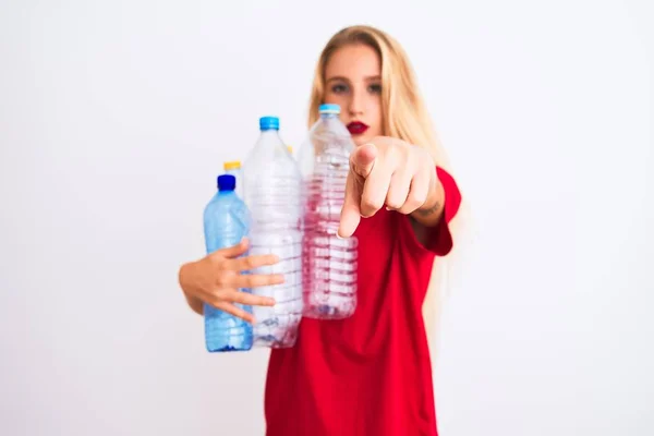 Junge Schöne Frau Die Plastikflaschen Recycelt Steht Vor Isoliertem Weißem — Stockfoto