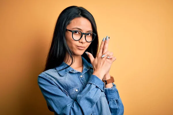 Joven Hermosa Mujer China Con Camisa Vaquera Casual Sobre Fondo —  Fotos de Stock