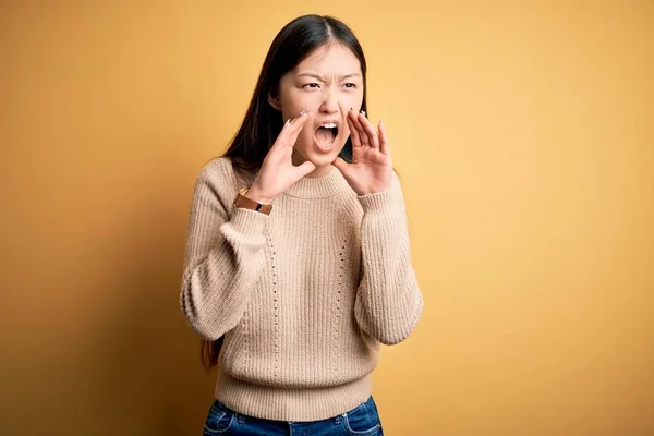 Junge Schöne Asiatische Frau Trägt Lässigen Pullover Über Gelbem Isolierten — Stockfoto