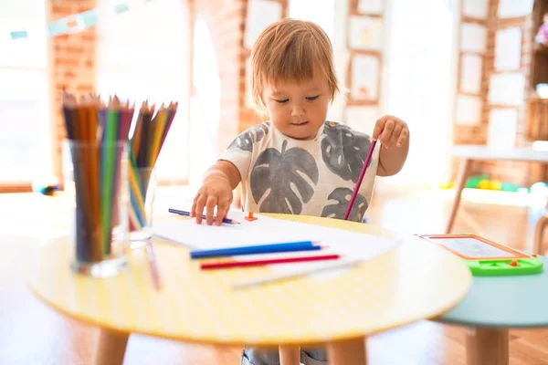 Dibujo Adorable Para Niños Pequeños Usando Papel Lápiz Alrededor Muchos — Foto de Stock