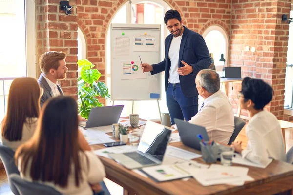 Grupo Trabajadores Empresariales Que Trabajan Juntos Una Reunión Uno Ellos — Foto de Stock