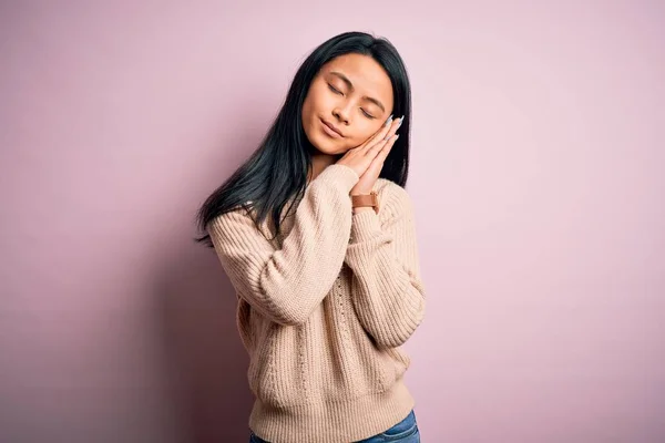 Young Beautiful Chinese Woman Wearing Casual Sweater Isolated Pink Background — ストック写真