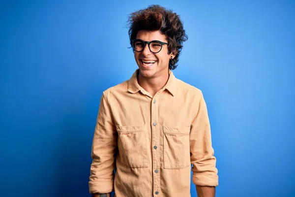 Young Handsome Man Wearing Casual Shirt Standing Isolated Blue Background — Stock Photo, Image