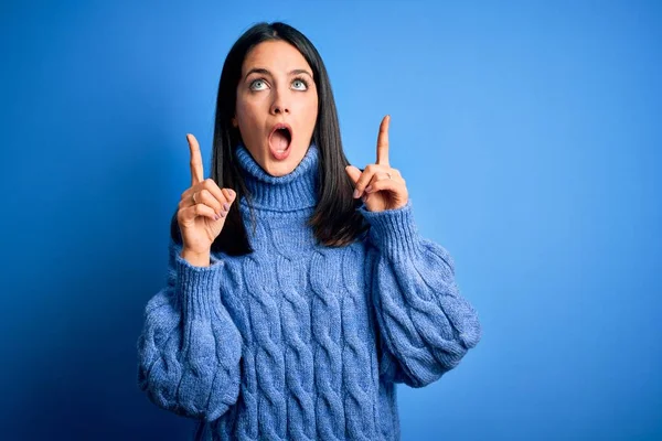 Young Brunette Woman Blue Eyes Wearing Casual Turtleneck Sweater Amazed — 스톡 사진