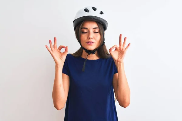 Jonge Mooie Fietser Vrouw Dragen Veiligheid Fiets Helm Geïsoleerde Witte — Stockfoto