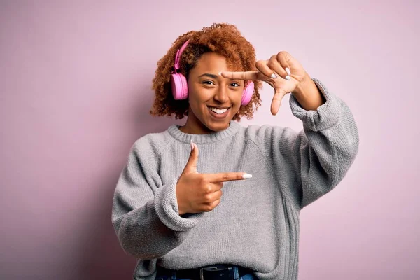 Mladá Afroamerická Afro Žena Kudrnatými Vlasy Poslouchá Hudbu Pomocí Růžových — Stock fotografie