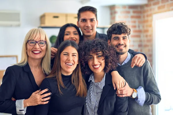 Eine Gruppe Von Geschäftsleuten Lächelt Glücklich Und Zuversichtlich Gemeinsam Posieren — Stockfoto