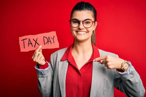 Young Beautiful Brunette Businesswoman Holding Papaer Tax Day Message Surprise — Stock Photo, Image