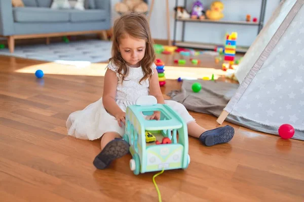 Adorável Criança Loira Brincando Com Brinquedo Carro Torno Lotes Brinquedos — Fotografia de Stock