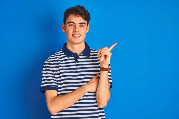 Teenager Chlapec Sobě Ležérní Tričko Stojící Nad Modrým Izolovaným Pozadím — Stock fotografie