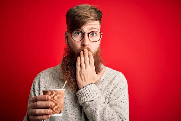 Ирландский Рыжий Бородой Пьющий Кофе Вынос Бумажном Стаканчике Через Красный — стоковое фото