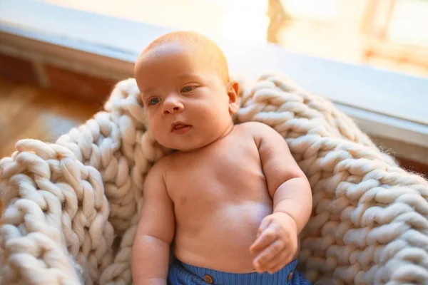 Adorable Bebé Acostado Suelo Sobre Una Manta Casa Recién Nacido —  Fotos de Stock