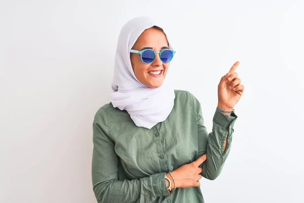 Mladá Arabka Hidžábu Letních Slunečních Brýlích Izolovaném Pozadí Velkým Úsměvem — Stock fotografie