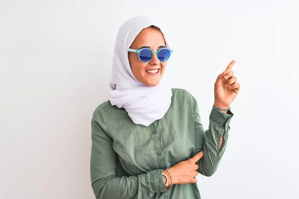 Mulher Árabe Jovem Vestindo Hijab Óculos Sol Verão Sobre Fundo — Fotografia de Stock