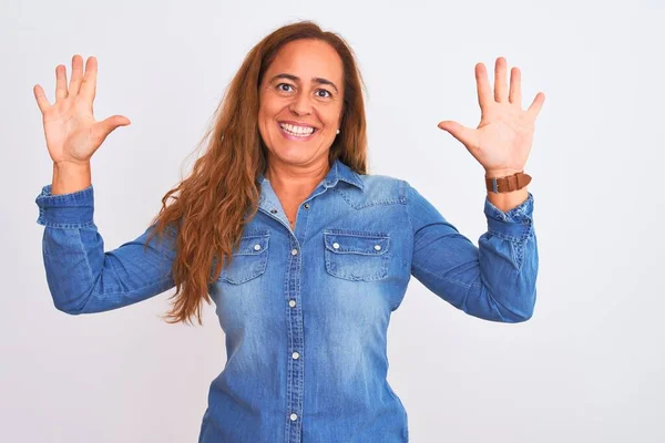 Middelbare Leeftijd Volwassen Vrouw Dragen Spijkerjasje Staande Witte Geïsoleerde Achtergrond — Stockfoto