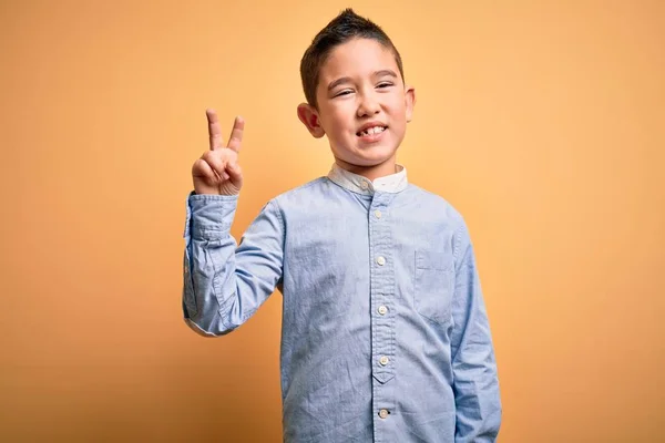 Niño Pequeño Con Una Camisa Elegante Pie Sobre Fondo Amarillo — Foto de Stock