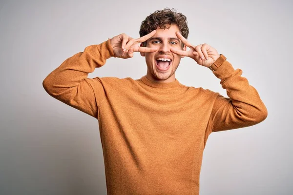 Ung Blond Stilig Man Med Lockigt Hår Bär Casual Tröja — Stockfoto