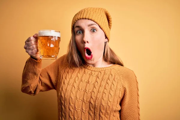 Νέα Όμορφη Ξανθιά Γυναίκα Πίνοντας Βάζο Της Μπύρας Στέκεται Πάνω — Φωτογραφία Αρχείου