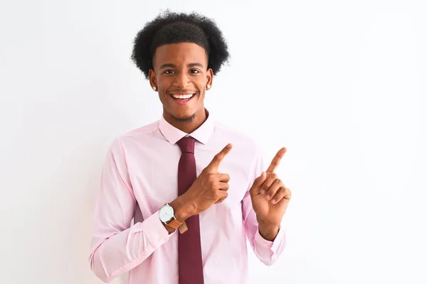 年轻的非洲商人戴着领带 站在孤立的白色背景上微笑着 看着摄像机 用双手和手指指向旁边 — 图库照片