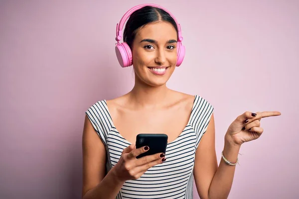 Young Beautiful Brunette Woman Listening Music Using Headphones Smartphone Very — 스톡 사진