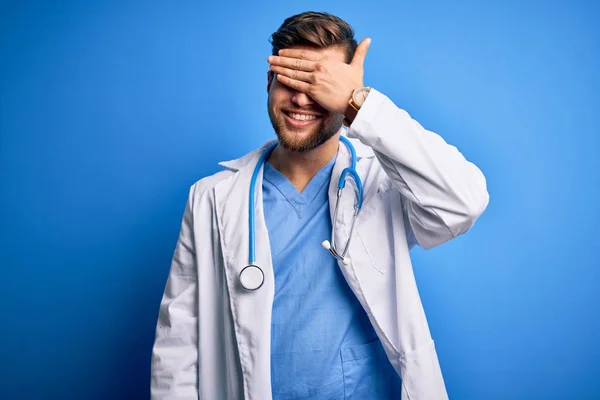 Νεαρός Ξανθός Γιατρός Γενειάδα Και Μπλε Μάτια Που Φοράει Λευκό — Φωτογραφία Αρχείου