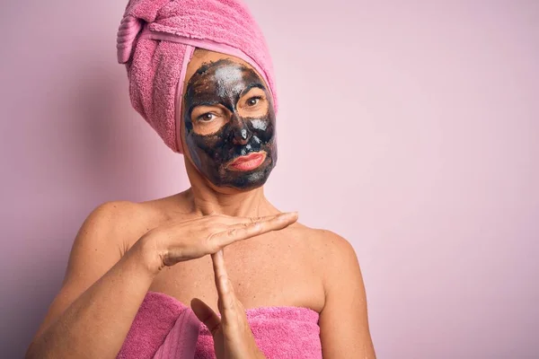 Mujer Morena Mediana Edad Que Usa Máscara Cara Belleza Negro — Foto de Stock