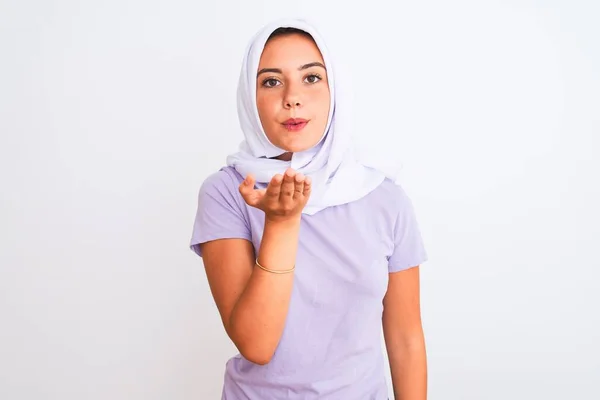 Junges Schönes Arabisches Mädchen Hijab Das Vor Isoliertem Weißem Hintergrund — Stockfoto