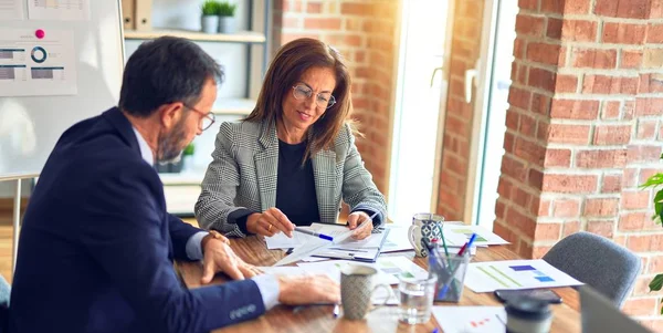 Twee Werknemers Van Middelbare Leeftijd Die Blij Zelfverzekerd Glimlachen Samenwerken — Stockfoto