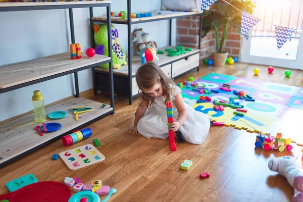 Entzückendes Blondes Kleinkind Spielt Kindergarten Mit Bauklötzen Jede Menge Spielzeug — Stockfoto