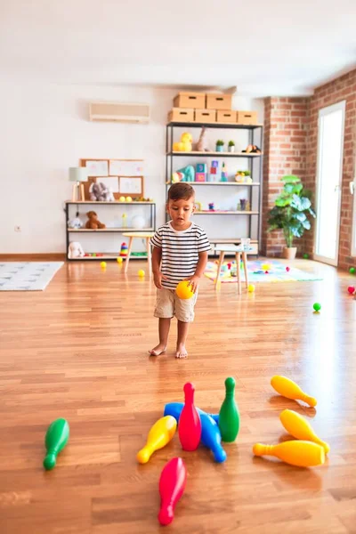 美しい幼児男の子遊びボウリングで幼稚園 — ストック写真