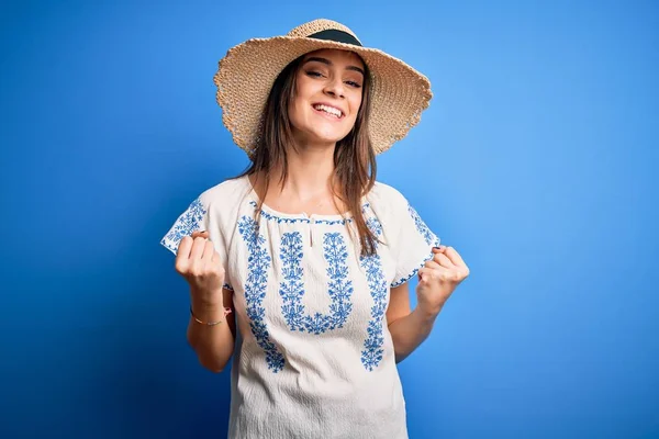 Junge Schöne Brünette Frau Lässigem Shirt Und Sommermütze Über Blauem — Stockfoto