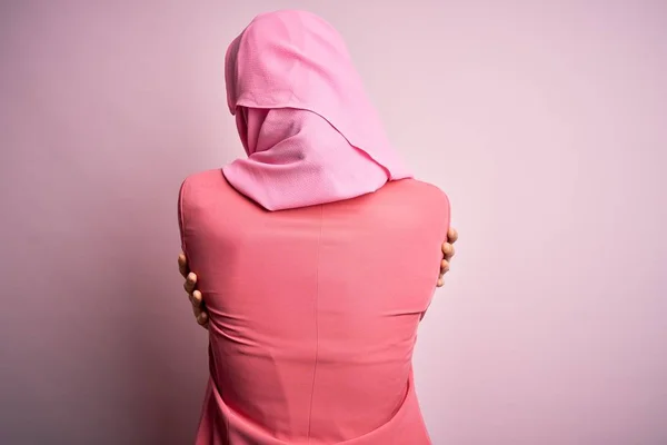 모슬렘 히잡을 아름다운 소녀가 분홍색 행복하고 긍정적으로 자신을 감싸고 있습니다 — 스톡 사진