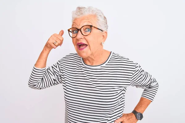 Senior Mulher Cabelos Grisalhos Vestindo Listrado Marinho Shirt Óculos Sobre — Fotografia de Stock