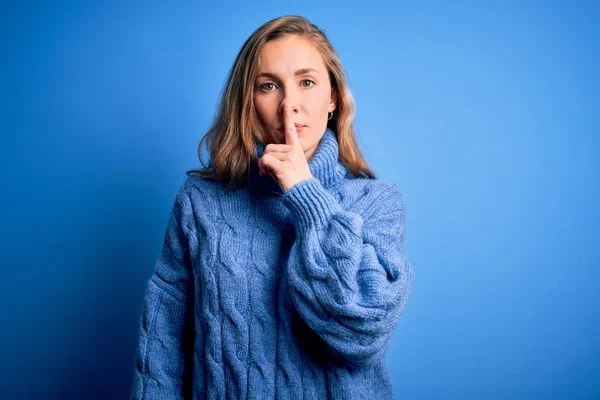 Ung Vacker Blond Kvinna Bär Casual Turtleneck Tröja Över Blå — Stockfoto