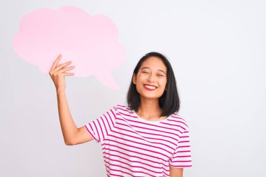 Genç Çinli bir kadın bulutlu konuşma baloncuğu tutuyor. İzole edilmiş beyaz arka planda duruyor. Mutlu bir yüzü var ve gülümsüyor.