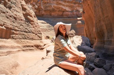 Genç Beauitufl yürüyüşçüsü yaz tatilinde doğal turuncu dağ yürüyüşü yapıyor.