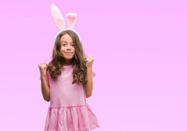 Duygu tezahürat Paskalya tavşan gurur çığlık ve zafer ve başarı çok heyecanlı, kutluyor kulakları giyen esmer Latin kız