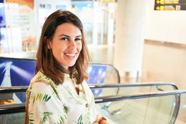 Havaalanındaki genç gezgin kadın.