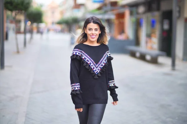Jovem Menina Bonita Vestindo Suéter Andando Cidade Rua — Fotografia de Stock