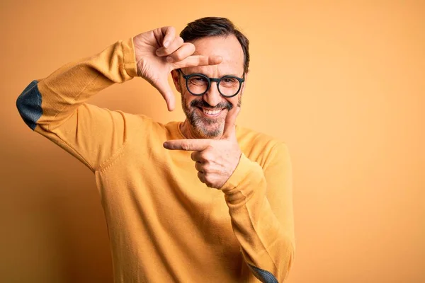 Człowiek Średnim Wieku Noszący Luźny Sweter Okulary Odizolowanym Żółtym Tle — Zdjęcie stockowe