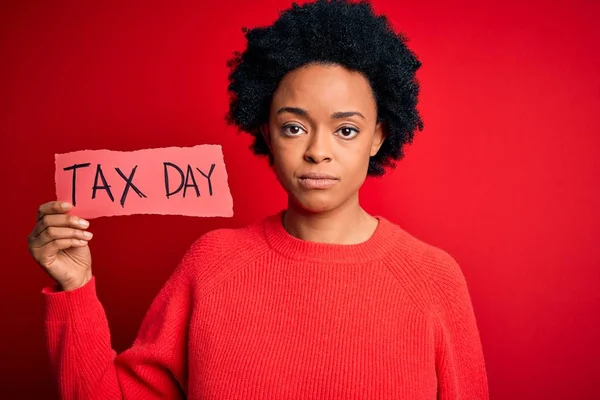 Mladá Afroamerická Afro Žena Kudrnatými Vlasy Drží Papír Daňovým Vzkazem — Stock fotografie